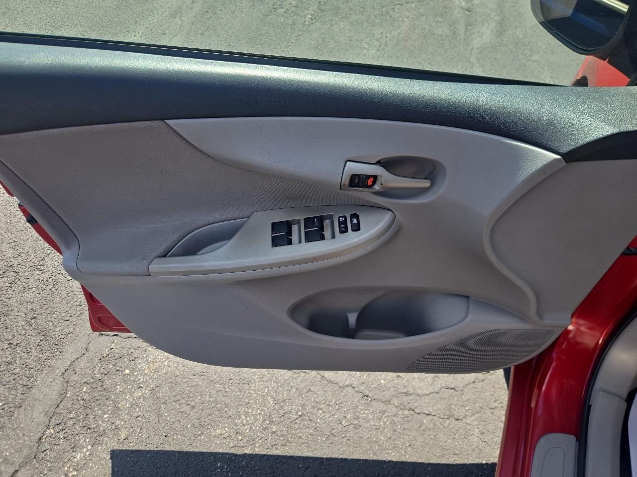 Toyota Corolla S 5-Speed MT 2012