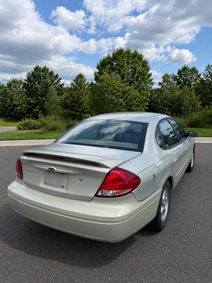 Ford Taurus SE 2005