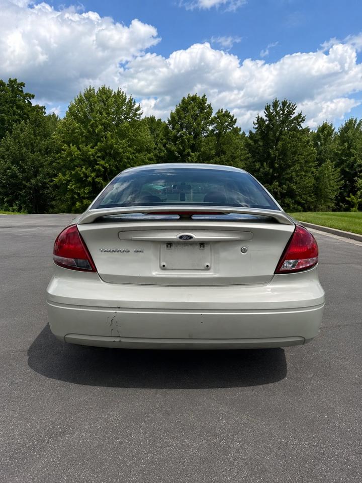 Ford Taurus SE 2005