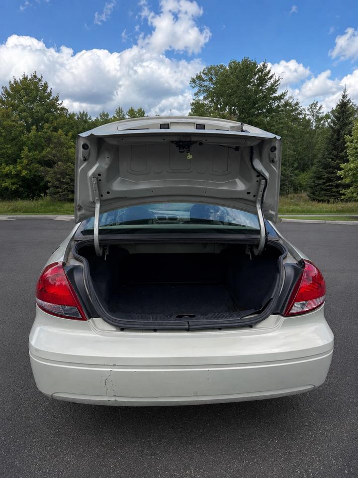 Ford Taurus SE 2005