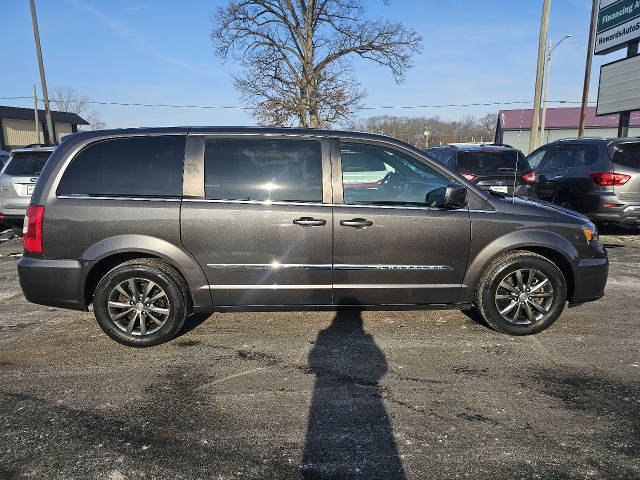 Chrysler Town & Country S 2015