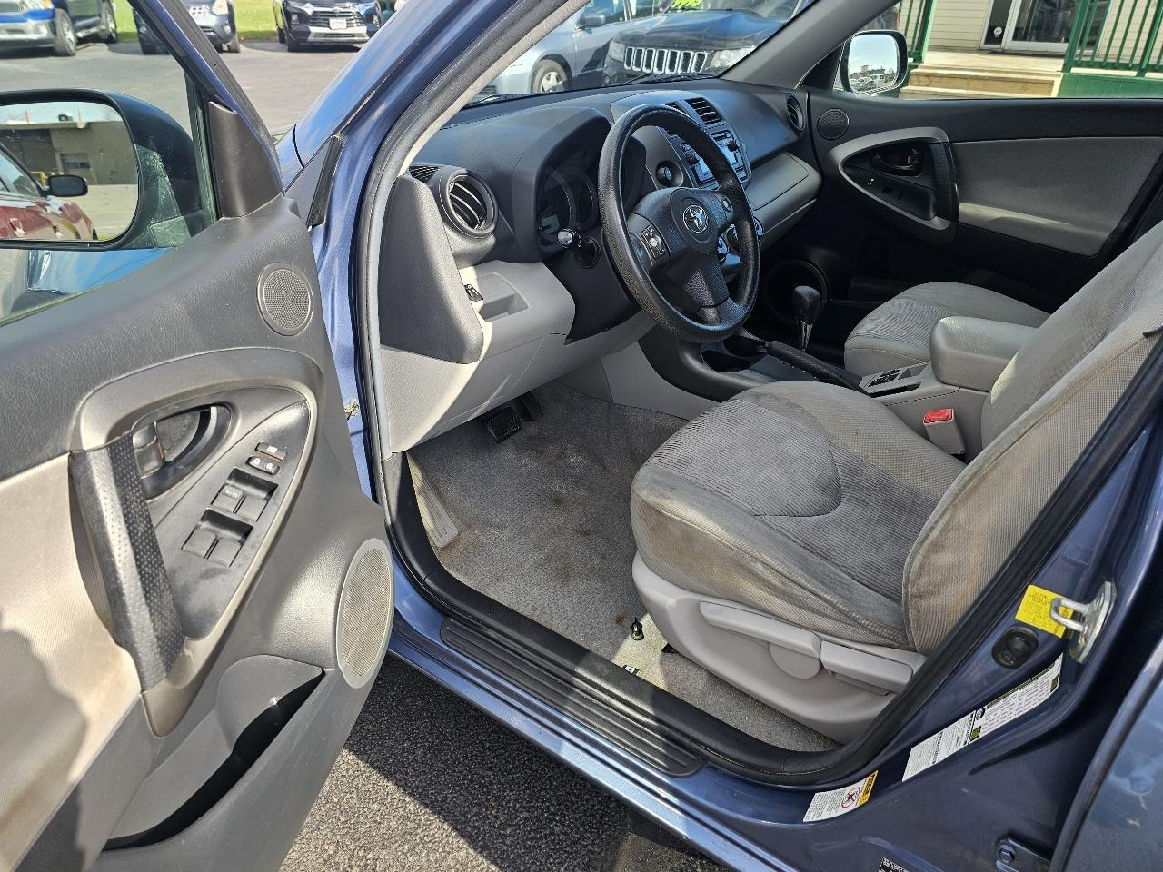 Toyota RAV4 Base I4 4WD 2012