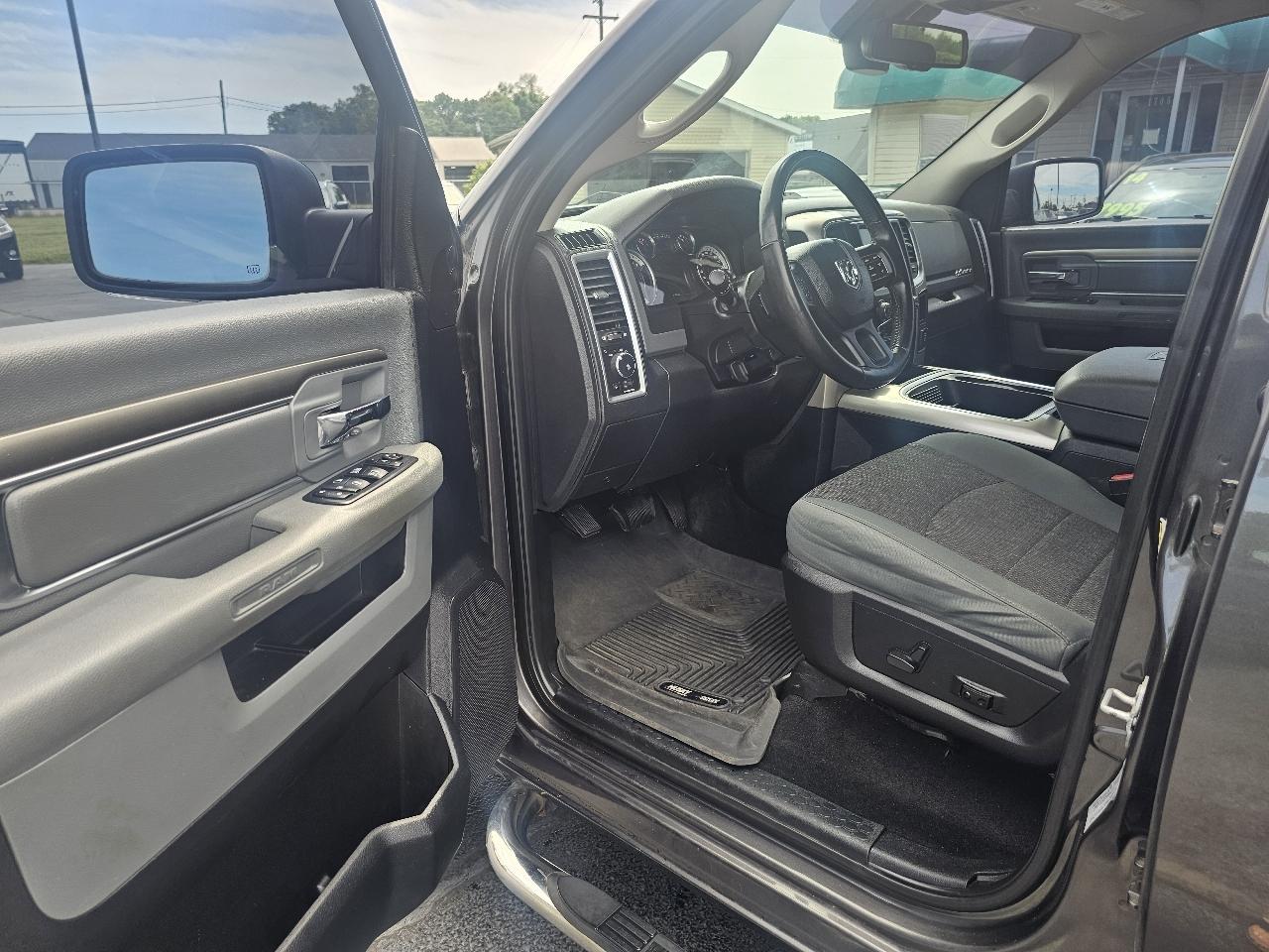 RAM 1500 SLT Crew Cab SWB 4WD 2017