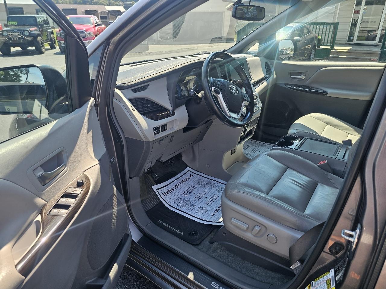 Toyota Sienna Limited AWD 7-Passenger V6 2016