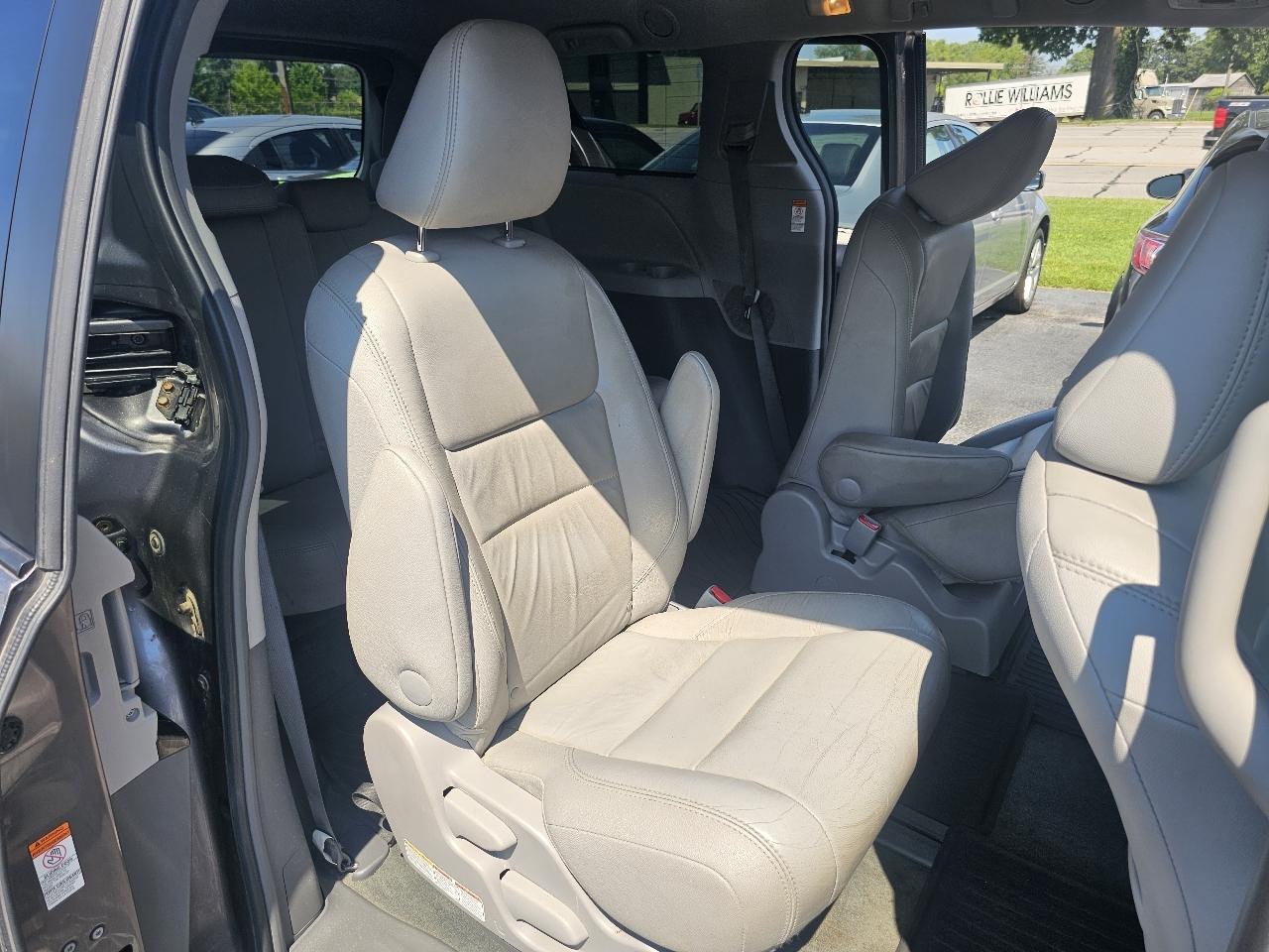 Toyota Sienna Limited AWD 7-Passenger V6 2016