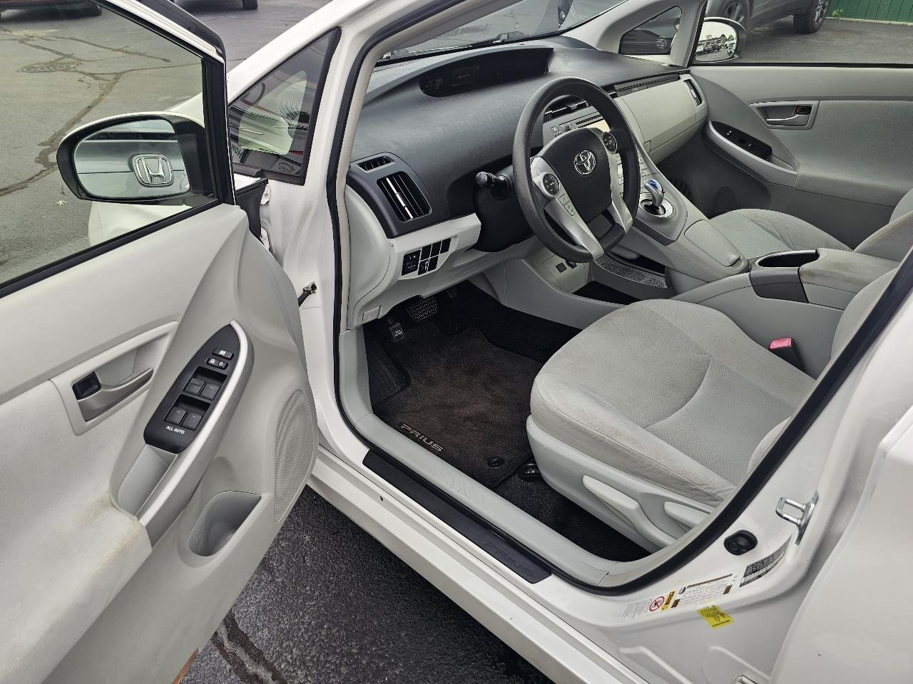 Toyota Prius Prius V 2012