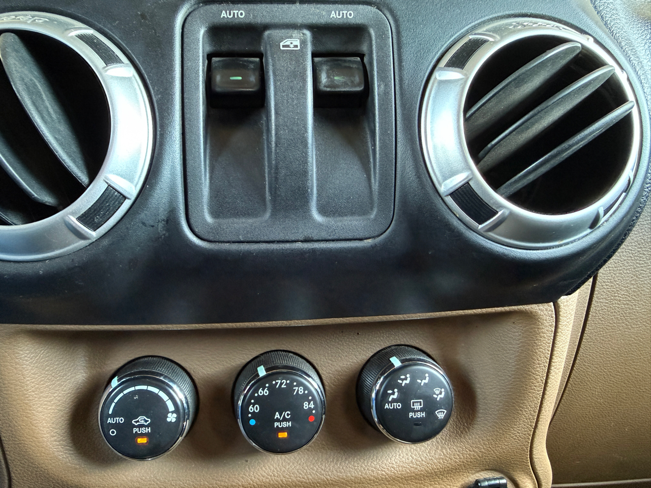 Jeep Wrangler 4WD 2dr Sahara 2011