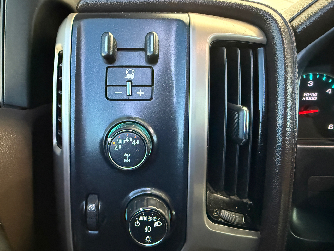 GMC Sierra 1500 4WD Crew Cab 143.5" Denali 2018