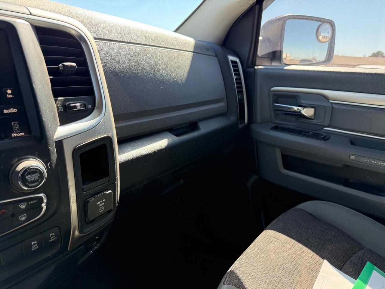 RAM 1500 4WD Crew Cab 140.5" Lone Star 2015