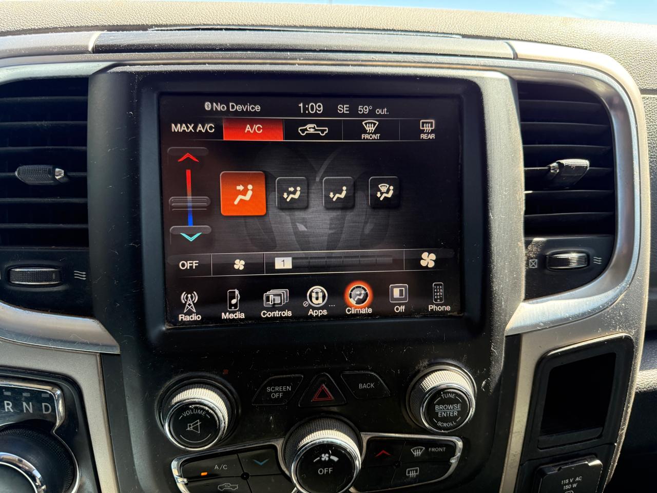 RAM 1500 4WD Crew Cab 140.5" Lone Star 2015