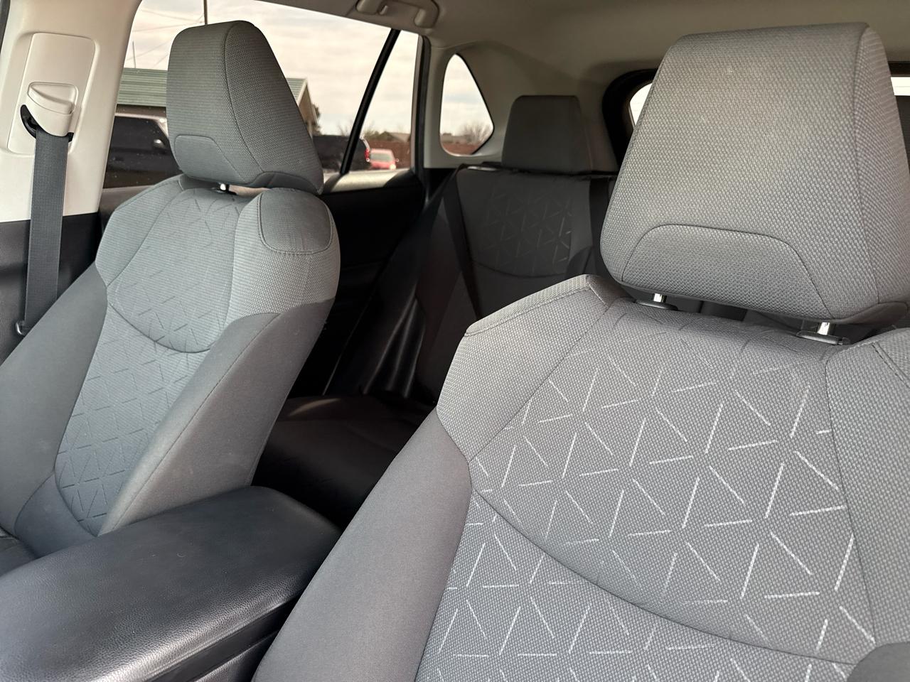 Toyota RAV4 XLE FWD (Natl) 2021