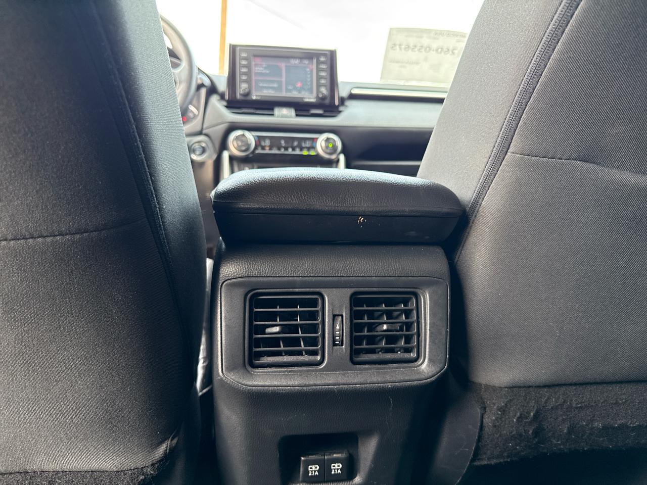 Toyota RAV4 XLE FWD (Natl) 2021