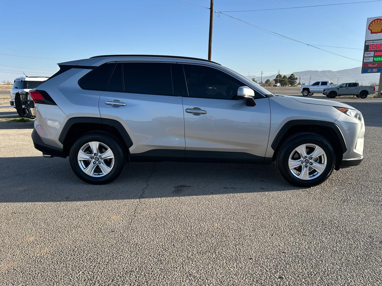 Toyota RAV4 XLE FWD (Natl) 2021