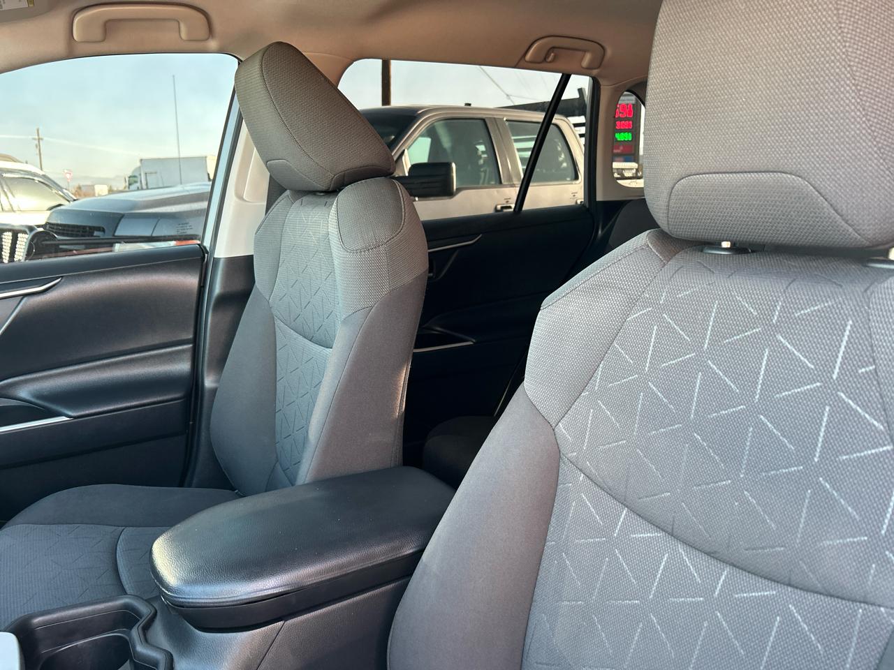 Toyota RAV4 XLE FWD (Natl) 2021