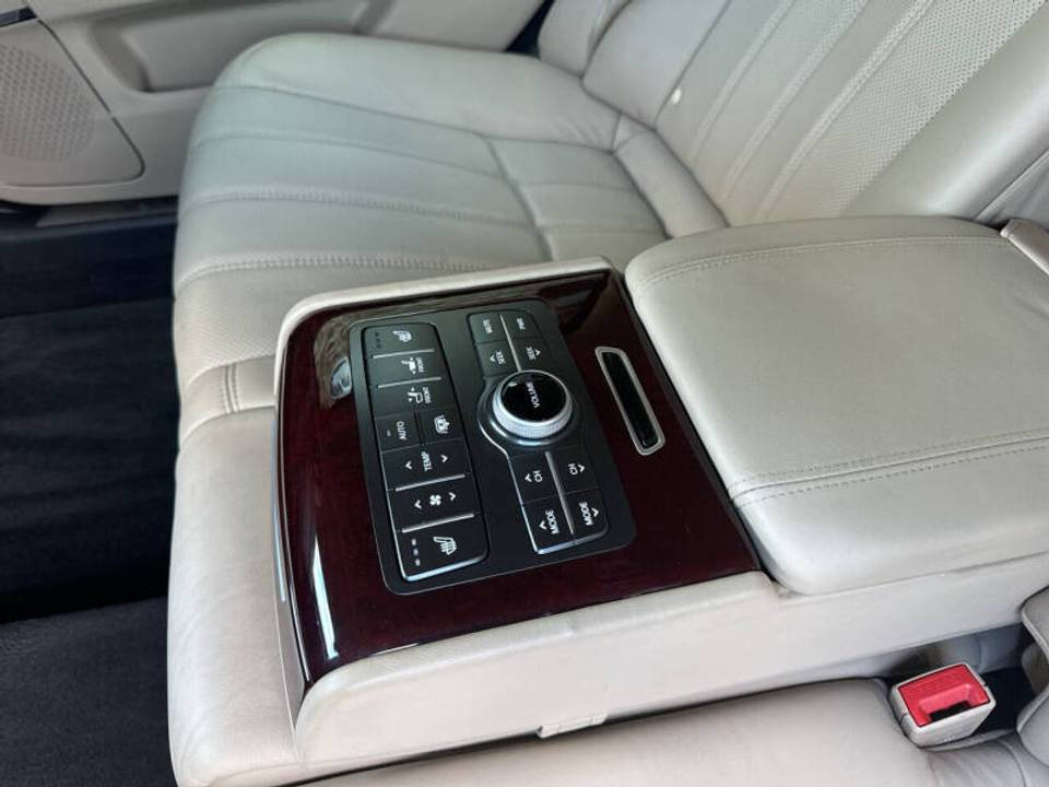 Hyundai Equus Signature 2012