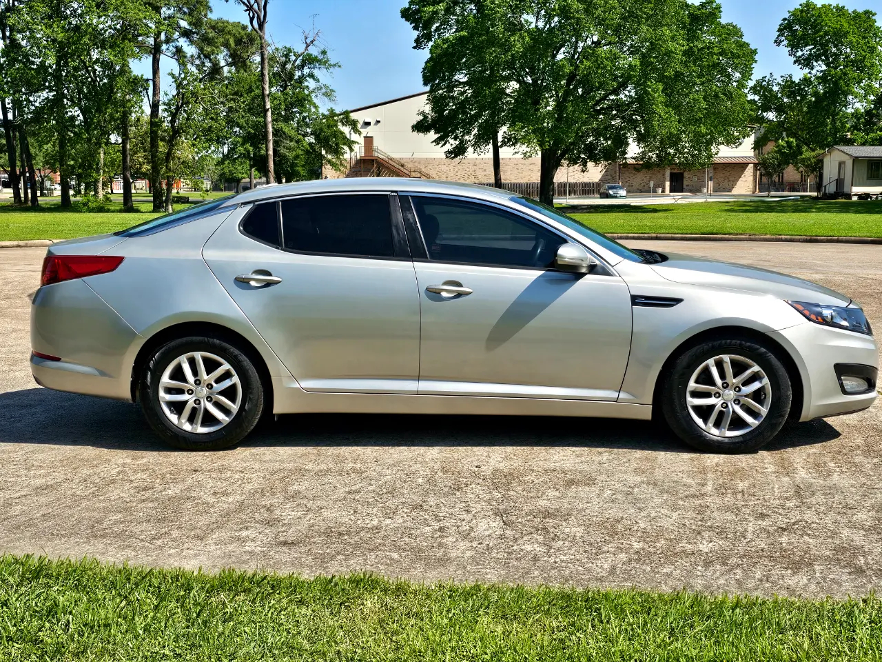 Kia Optima LX MT 2013