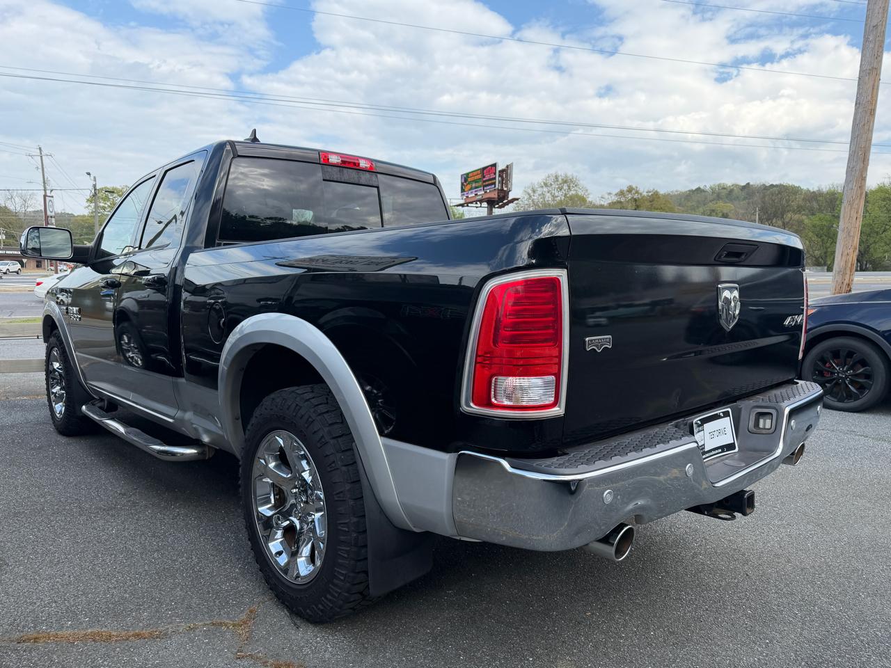 2014 RAM 1500 4WD Quad Cab 140.5" Laramie