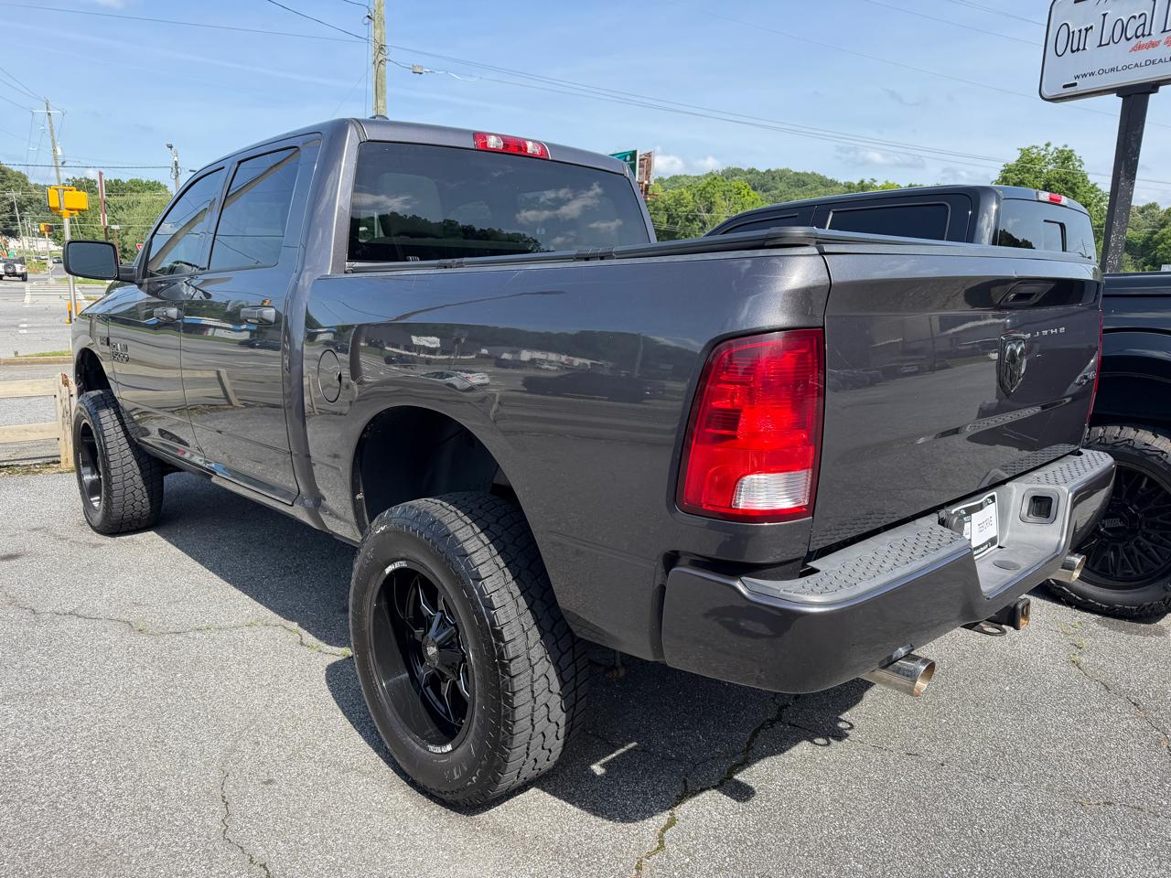 RAM 1500 4WD Crew Cab 140.5" Express 2016