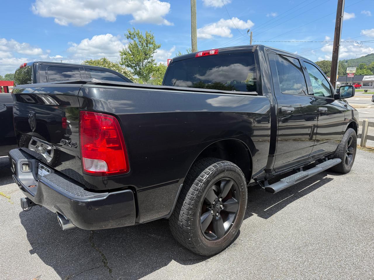 RAM 1500 4WD Crew Cab 140.5" Express 2017