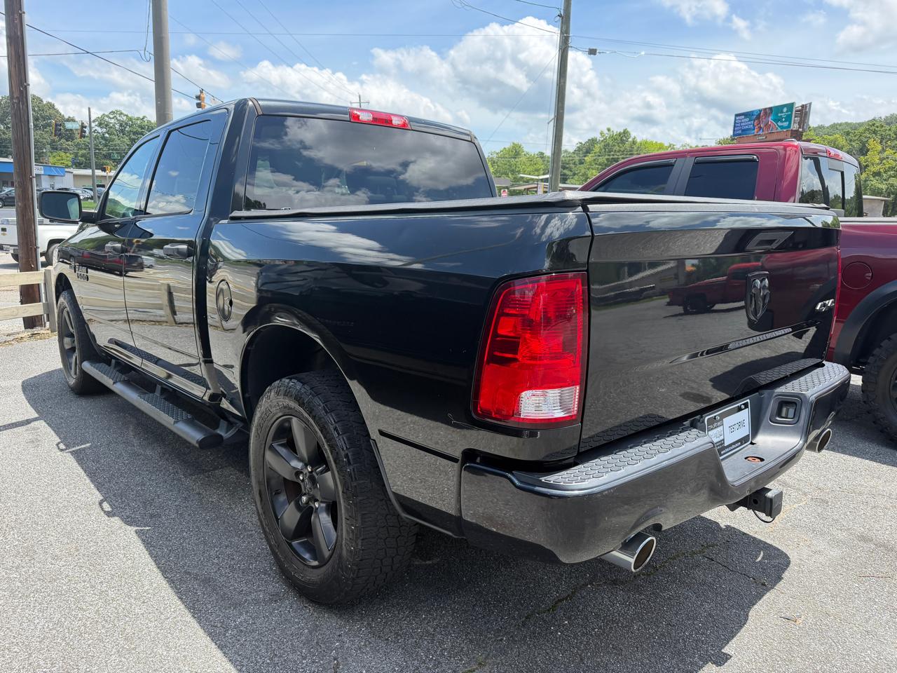 RAM 1500 4WD Crew Cab 140.5" Express 2017