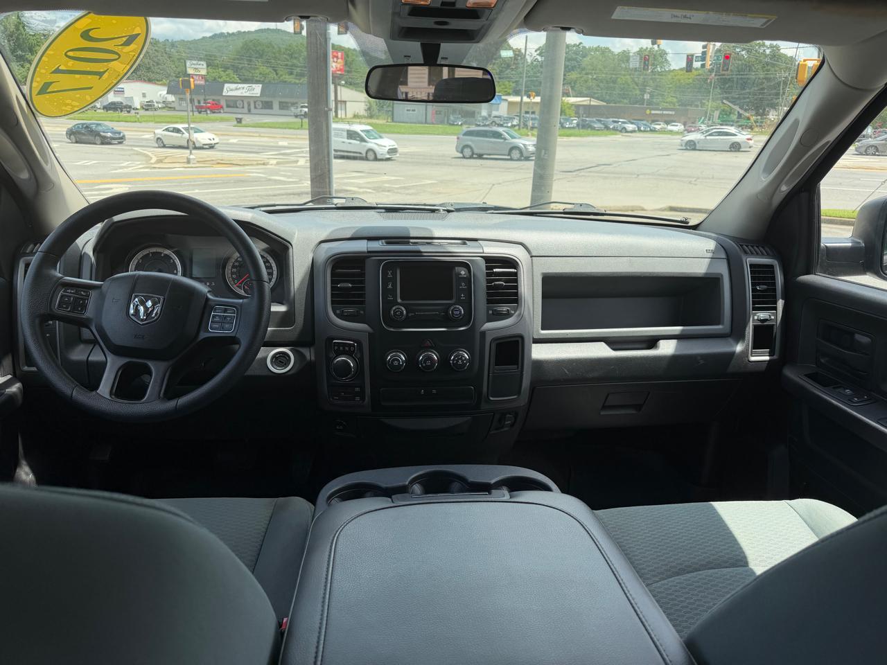 RAM 1500 4WD Crew Cab 140.5" Express 2017