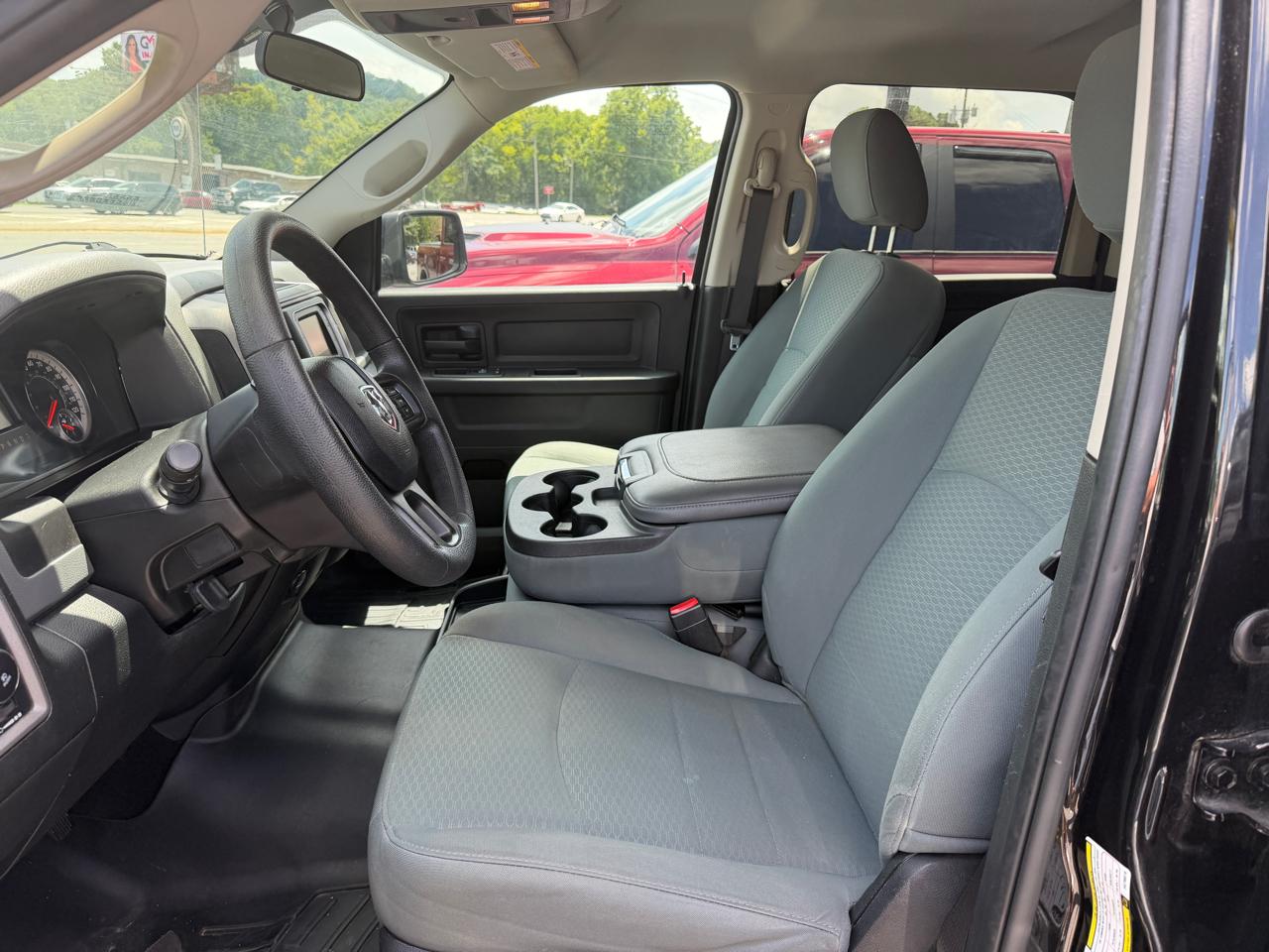 RAM 1500 4WD Crew Cab 140.5" Express 2017