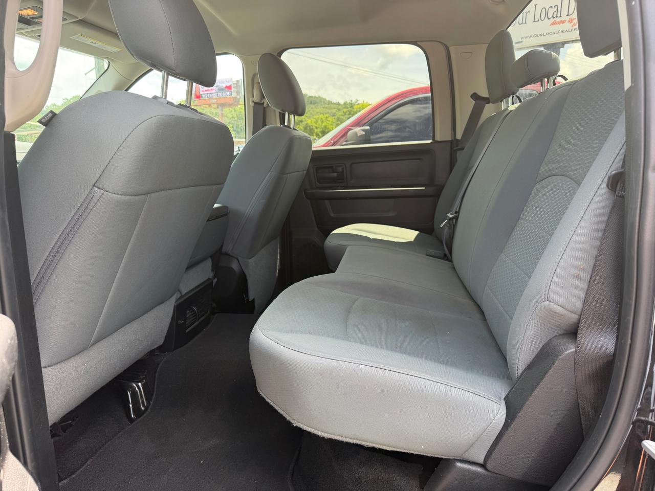 RAM 1500 4WD Crew Cab 140.5" Express 2017