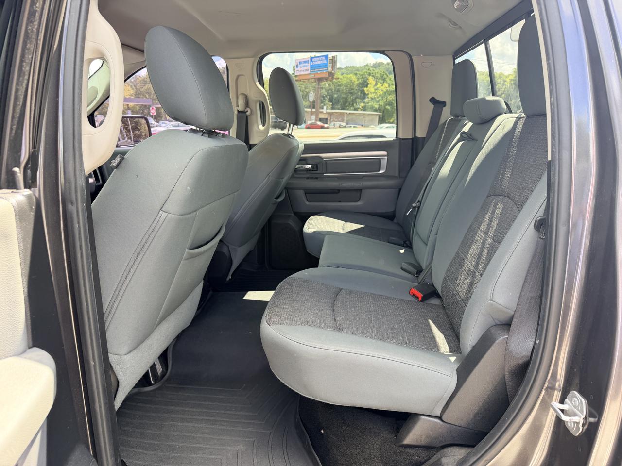 RAM 1500 4WD Crew Cab 140.5" Big Horn 2015