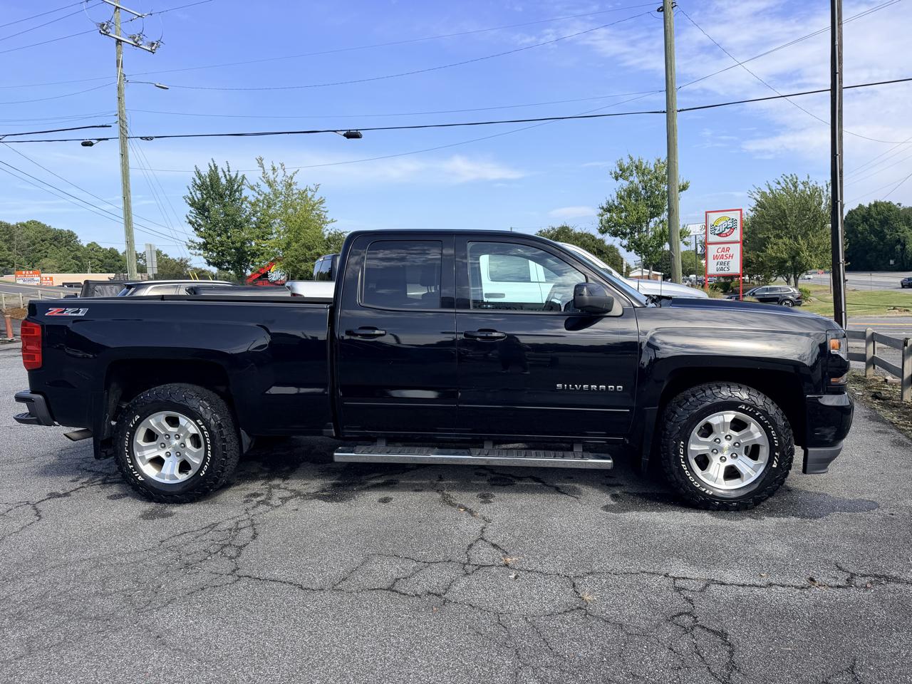 Chevrolet Silverado photo 2
