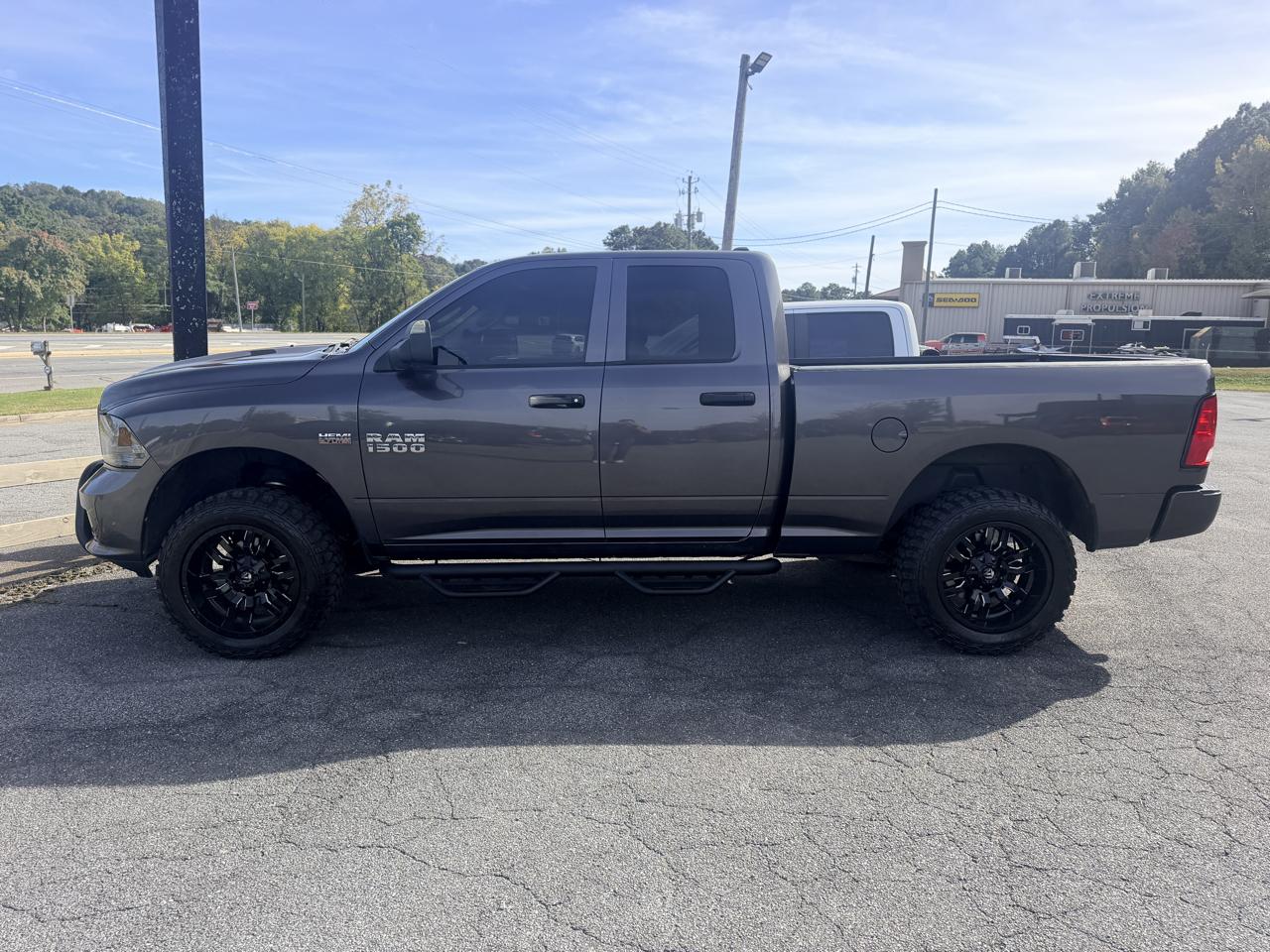 RAM 1500 4WD Quad Cab 140.5" Tradesman 2017