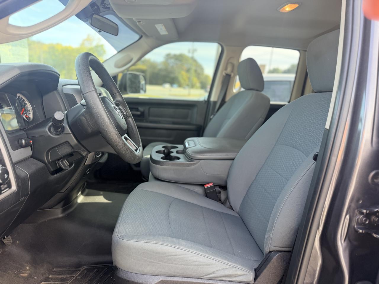 RAM 1500 4WD Quad Cab 140.5" Tradesman 2017