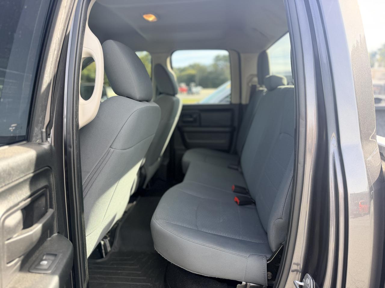 RAM 1500 4WD Quad Cab 140.5" Tradesman 2017