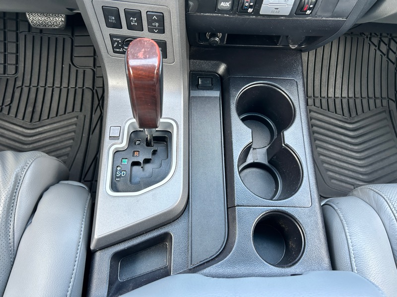 Toyota Sequoia Plantium 4WD 2015