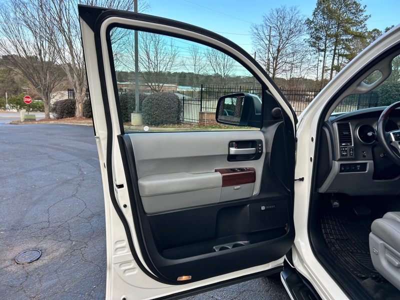 Toyota Sequoia Plantium 4WD 2015