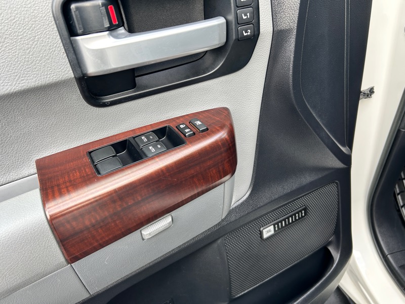 Toyota Sequoia Plantium 4WD 2015