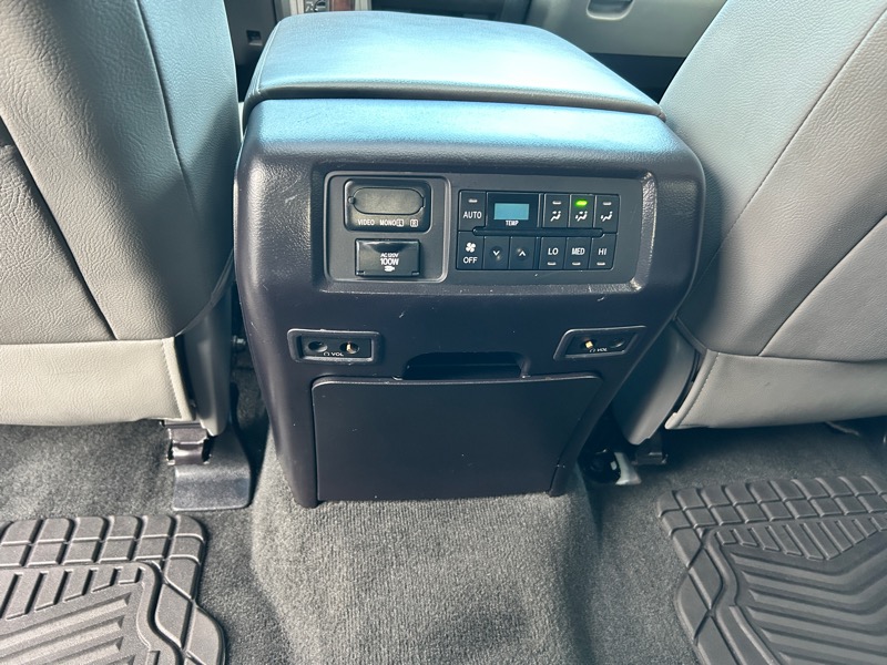 Toyota Sequoia Plantium 4WD 2015