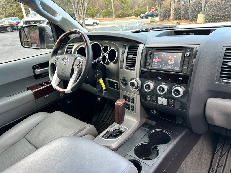 Toyota Sequoia Plantium 4WD 2015