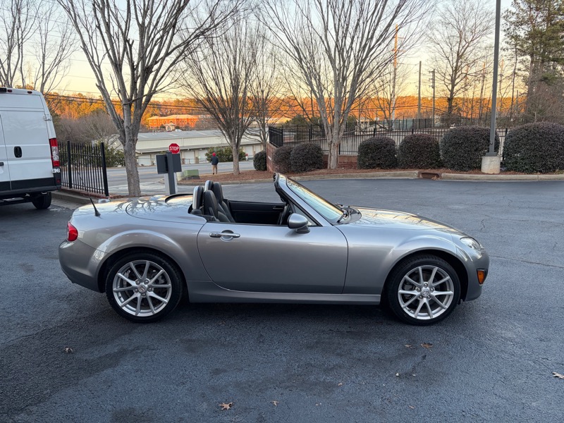 Mazda MX-5 Miata Grand Touring 2011