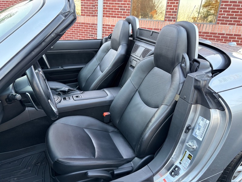 Mazda MX-5 Miata Grand Touring 2011