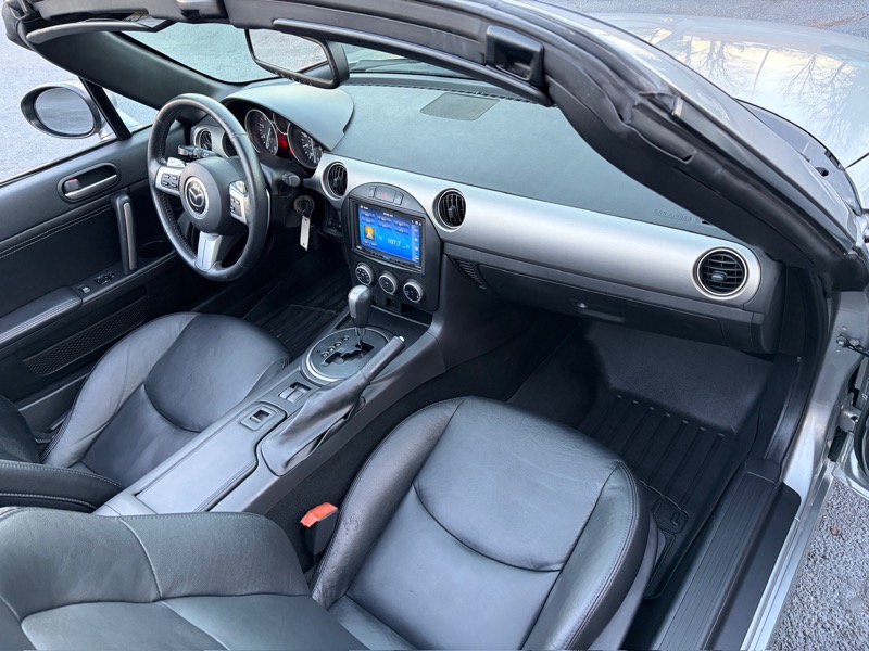 Mazda MX-5 Miata Grand Touring 2011