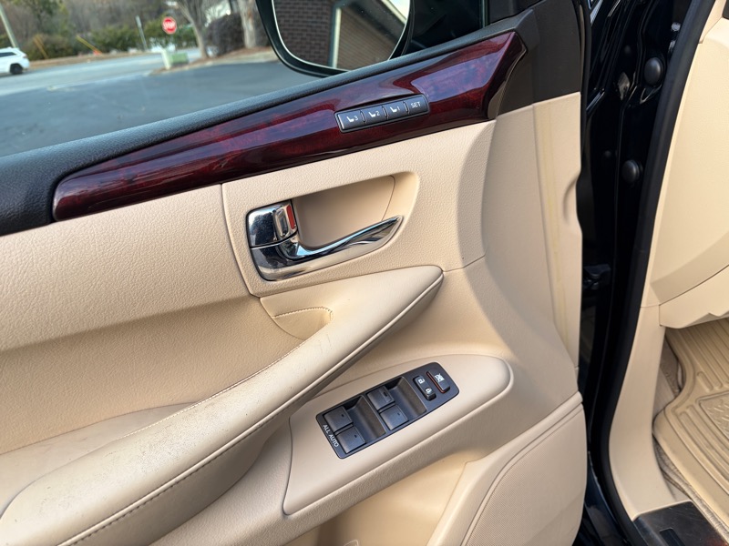 Lexus LX 570 Sport Utility 2011