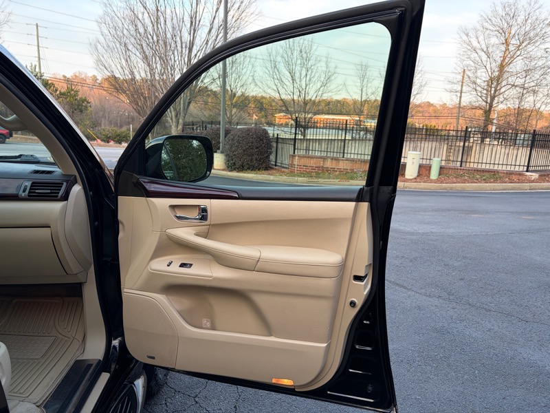 Lexus LX 570 Sport Utility 2011