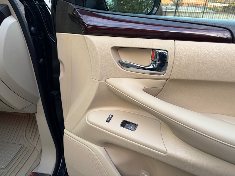 Lexus LX 570 Sport Utility 2011