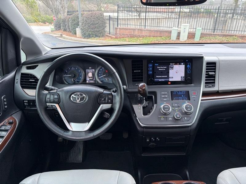 Toyota Sienna Limited Premium 7-Passenger 2017