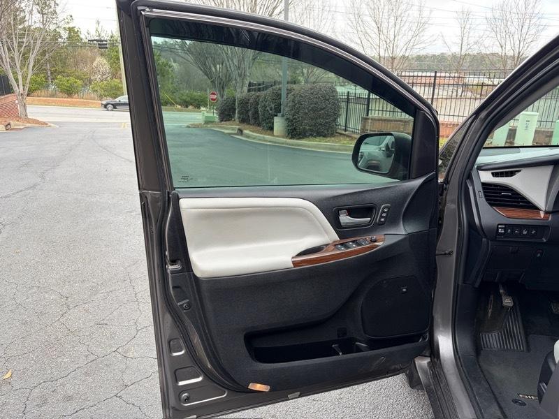 Toyota Sienna Limited Premium 7-Passenger 2017