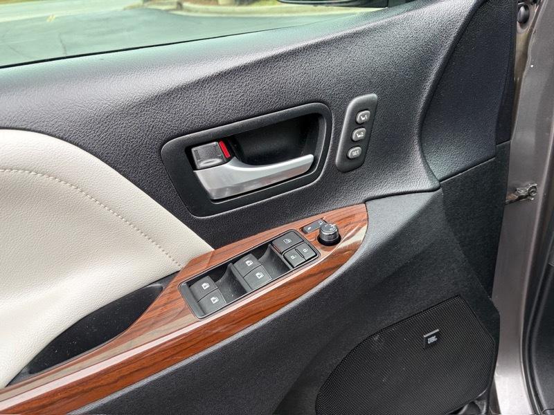 Toyota Sienna Limited Premium 7-Passenger 2017