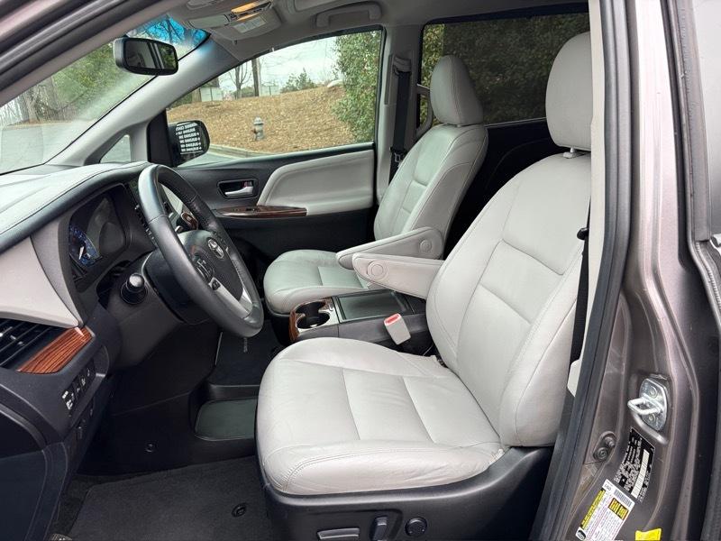 Toyota Sienna Limited Premium 7-Passenger 2017