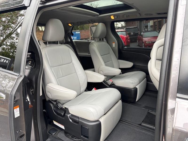 Toyota Sienna Limited Premium 7-Passenger 2017