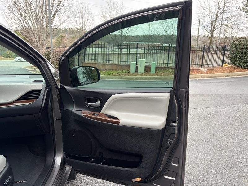 Toyota Sienna Limited Premium 7-Passenger 2017