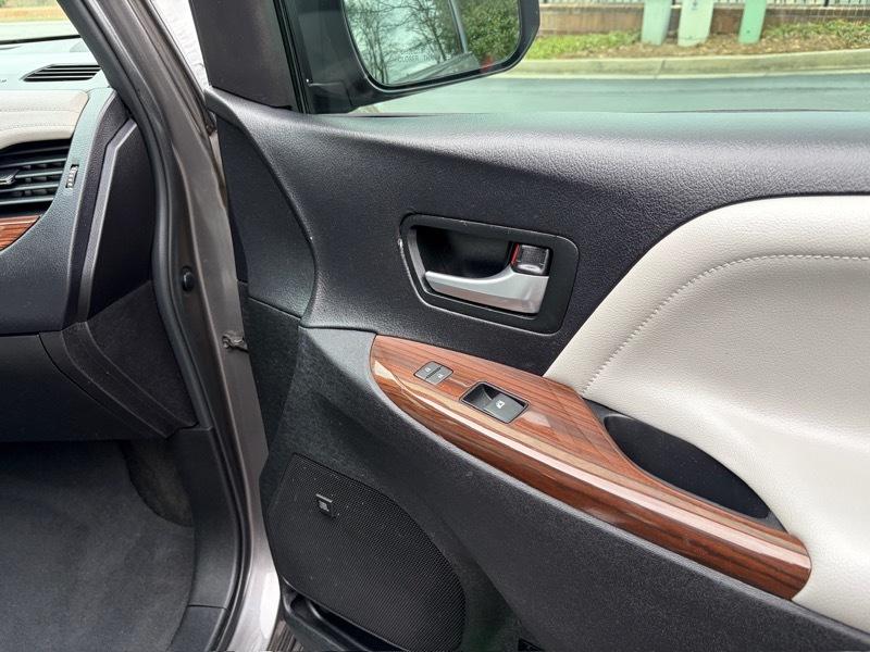 Toyota Sienna Limited Premium 7-Passenger 2017